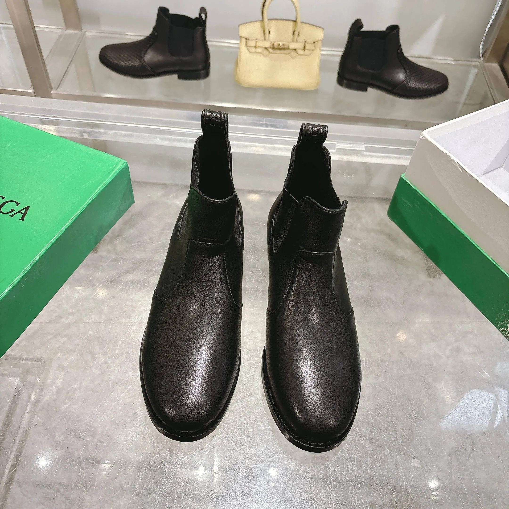 [BV] Top P:980💰Size for couples: Female 35-39 Male 39--44 (Female 40. Male 38.45.46.47 customization is not returnable) [Note‼ ️] Add 💰 to size 46, add 20💰 to size 47, Bottega Veneta 2025 autumn and winter counter synchronized style Bottega Veneta small round toe short boots, high mercerized cow velvet, solid color cow lining! Leather outsole! A one-to-one replica of the original! Fine workmanship! quality assurance!